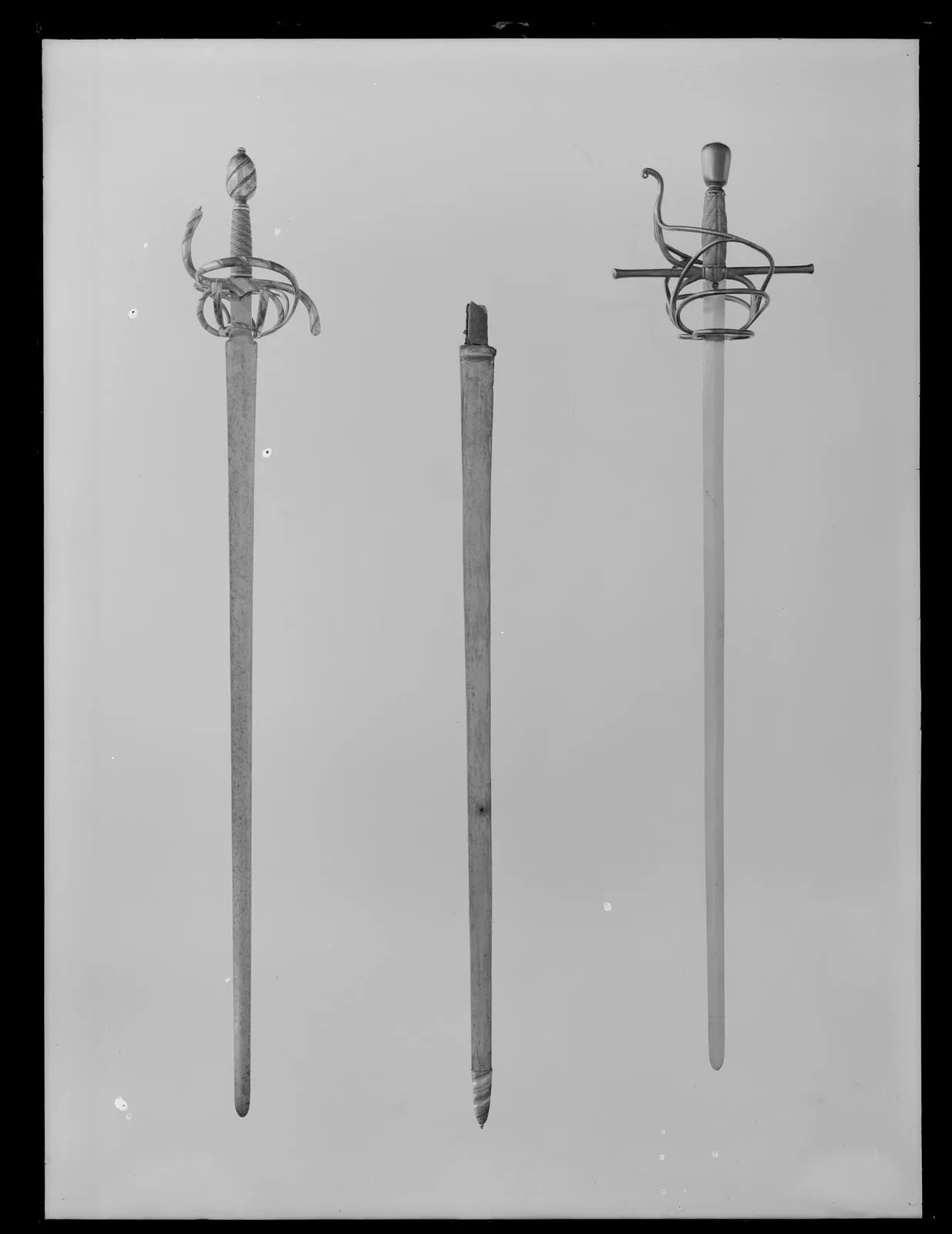 Värja med klinga av Clemens Horn, Solingen ca 1595-1600, fäste av Johan Pedersson, Stockholm 1607-1661.