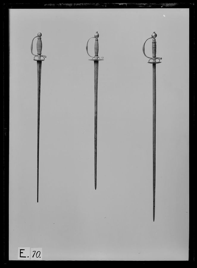Kavaljersvärja med ej ursprungligen smahörande klinga. Tyskland (?), ca 1700-1750.