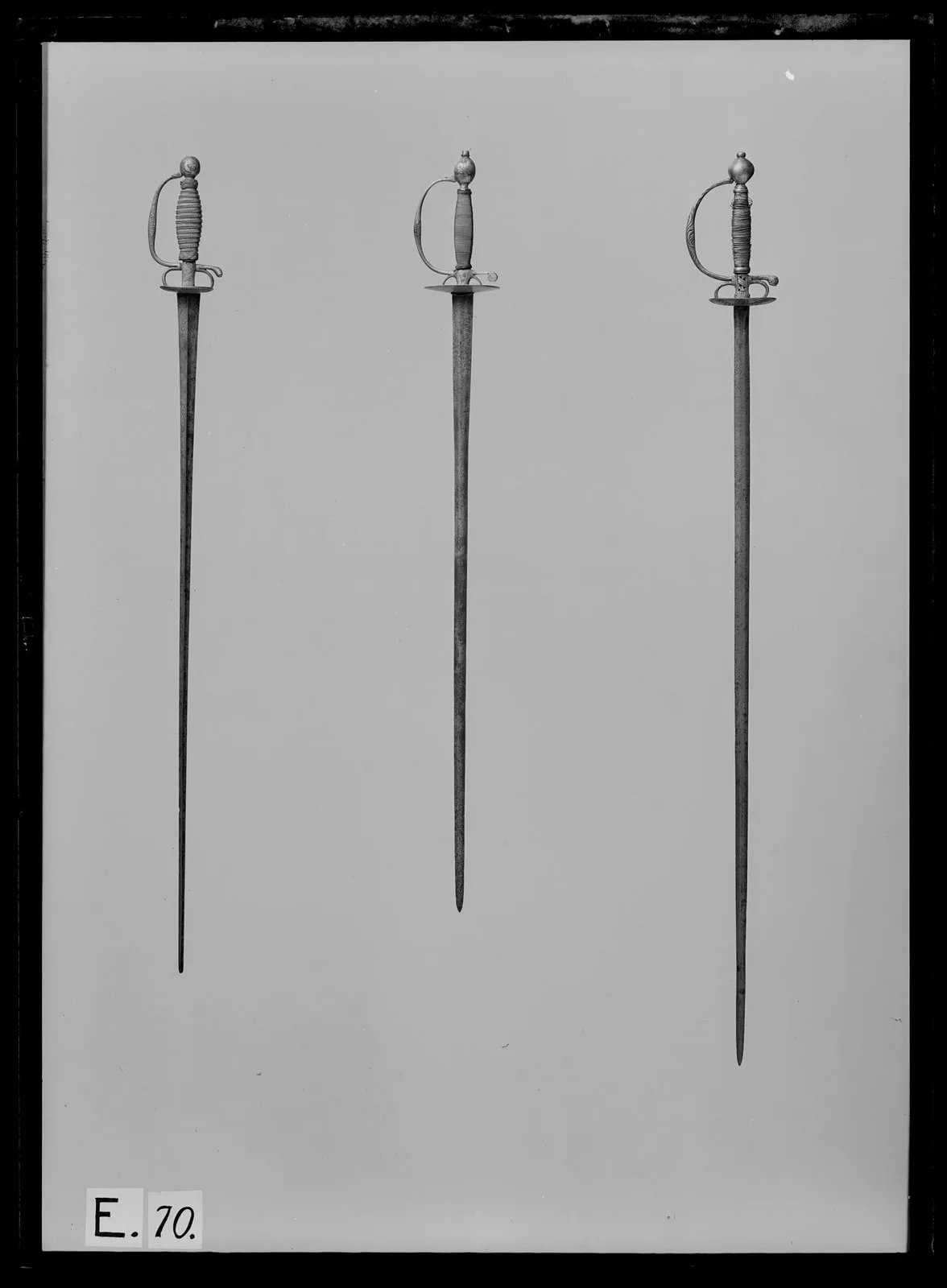 Kavaljersvärja med ej ursprungligen smahörande klinga. Tyskland (?), ca 1700-1750.