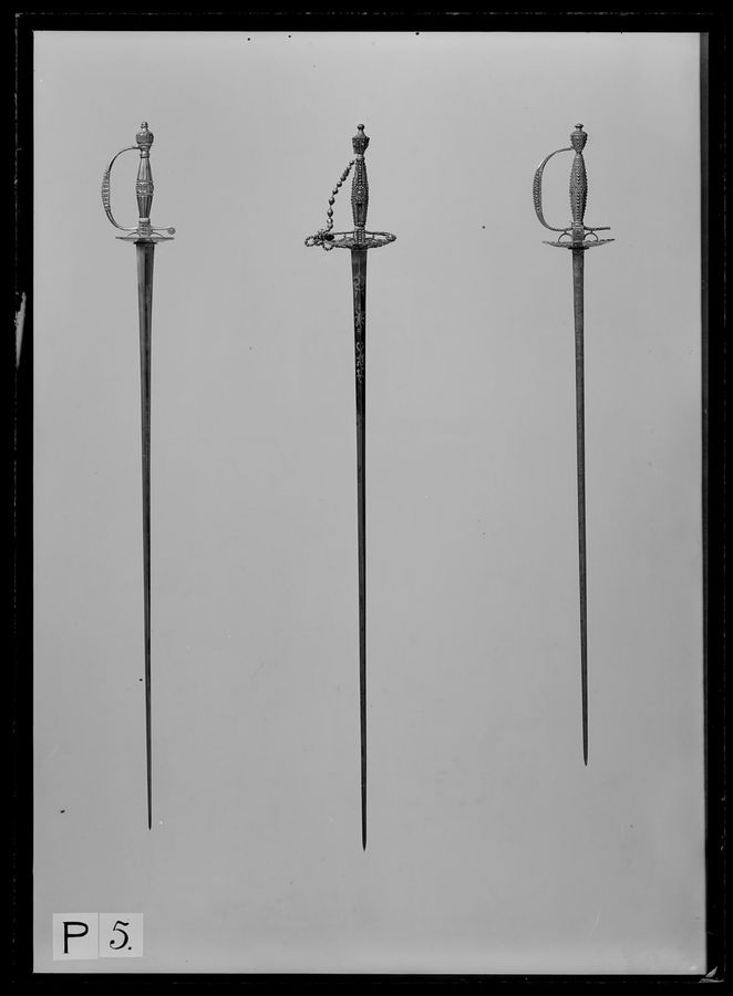 Kavaljersvärja ca 1770-1780, fäste Frankrike, klinga Solingen, s. k. apostlaklinga.