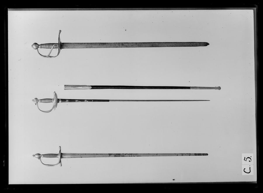 Infanteriofficersvärja. Fäste Sverige c 1830-1850. Klinga Solingen c 1750-1770.