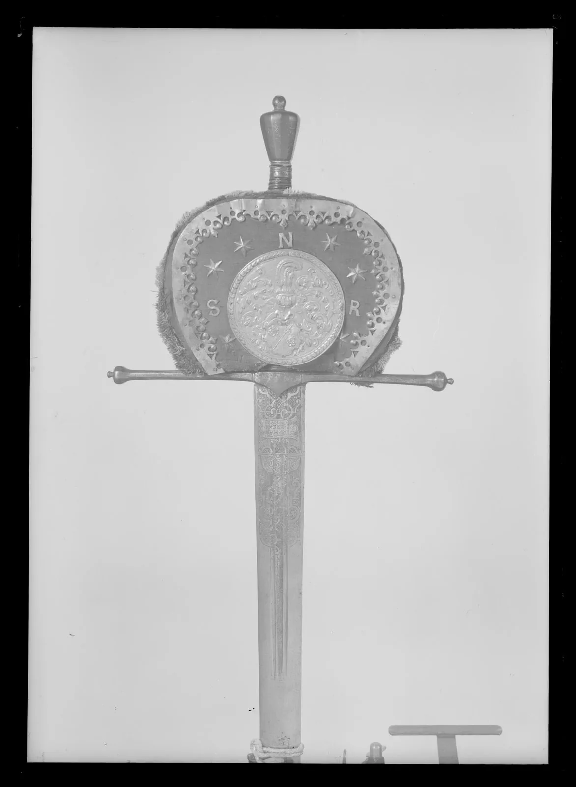 Tvåhandssvärd, ceremonisvärd, fäste och klinga Polen 1580-tal, handputor Baltikum 1601-1604(?).