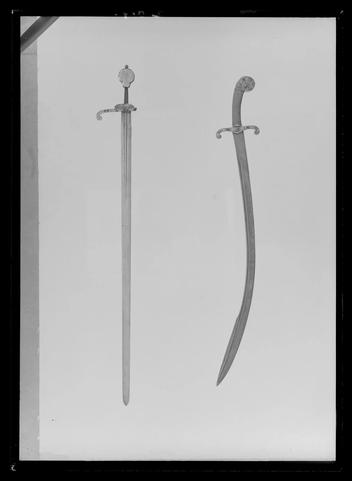 Sabel av turkisk typ, kilij, 1500-tal. Fästet möjligen tillverkat av Gillis Coyet, Stockholm
