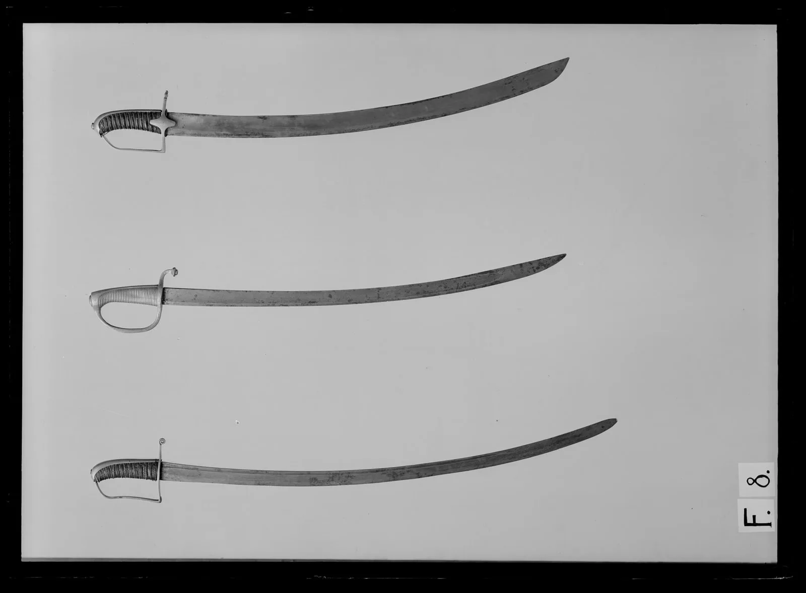 Huggare, fäste och klinga ej ursprungligen samhörande. Fäste, Frankrike ca 1803. Klinga, ursprung och datering okänd.