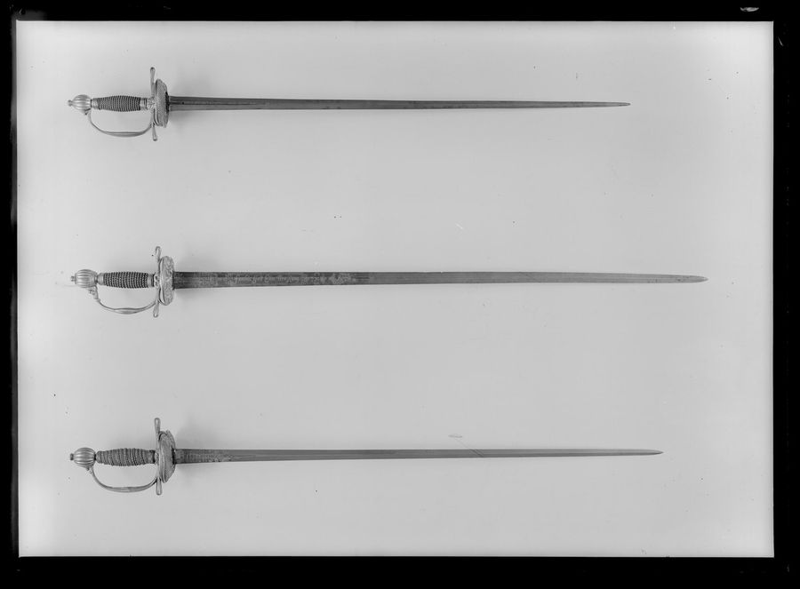 Infanteriofficersvärja med ej ursrungligen samhörande klinga, fäste Stockholm ca 1720-1740, klingan Vira bruk ca 1695 (?).