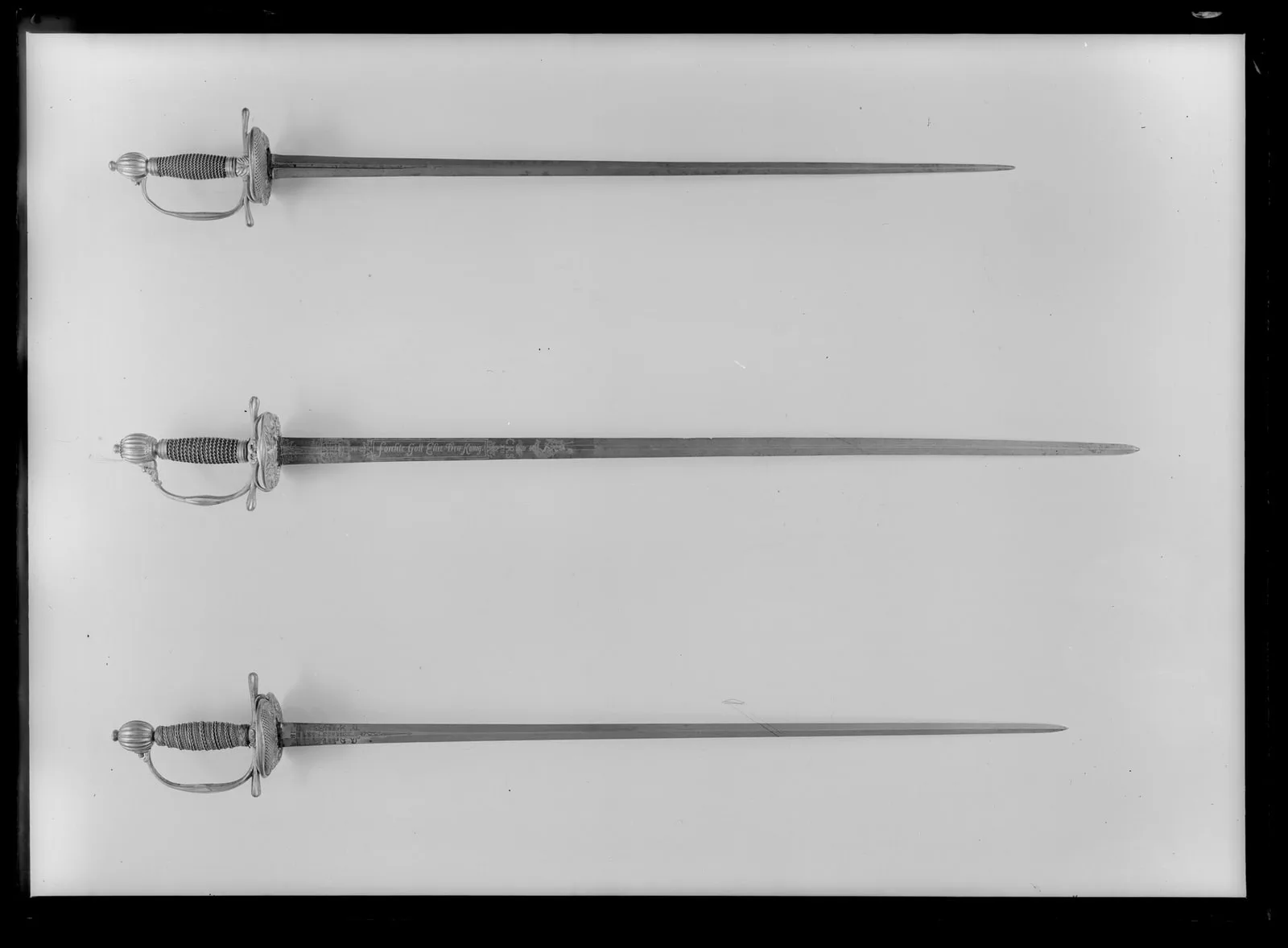 Infanteriofficersvärja med ej ursrungligen samhörande klinga, fäste Stockholm ca 1720-1740, klingan Vira bruk ca 1695 (?).