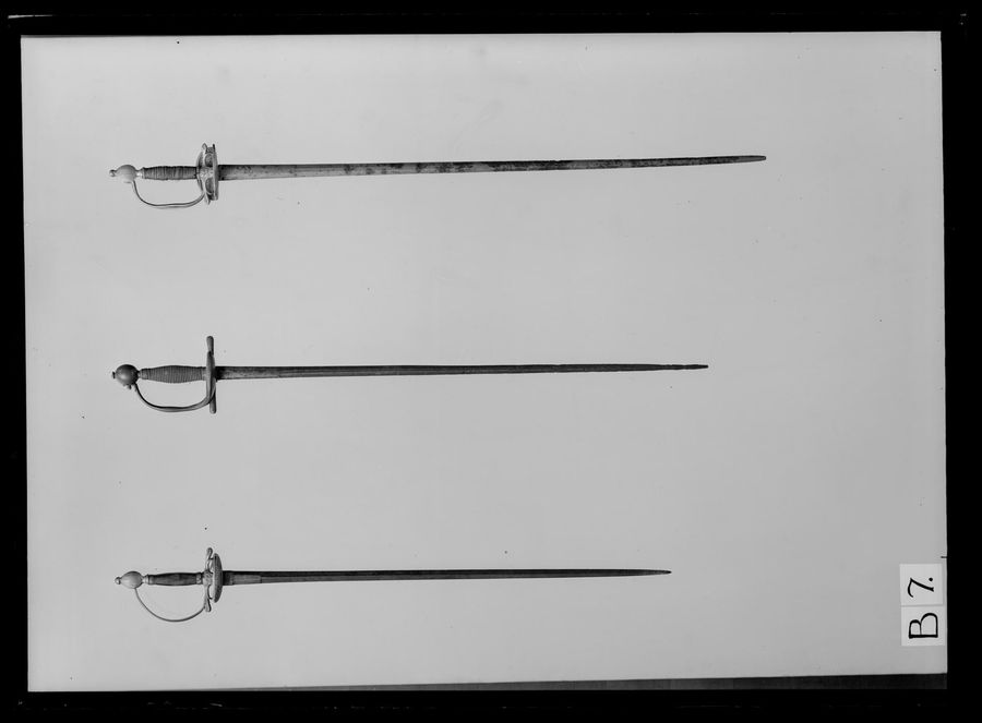 Infanteriofficersvärja. Fästet Sverige c 1800, klingan Dresden 1700-talets mitt.