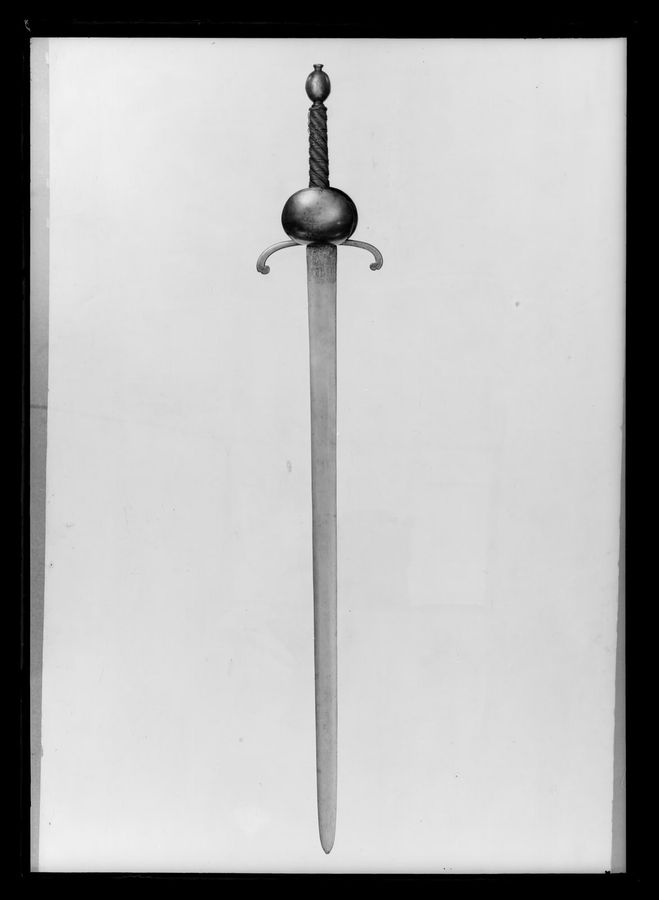 Tvåhandssvärd, Mathew Guild, Aberdeen (?) ca 1600, "clam shell claymore".