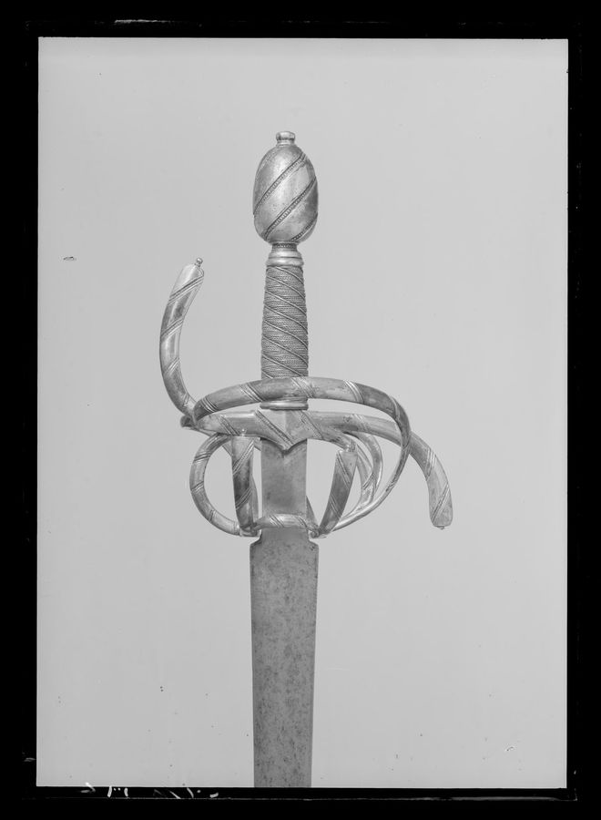 Värja med klinga av Clemens Horn, Solingen ca 1595-1600, fäste av Johan Pedersson, Stockholm 1607-1661.