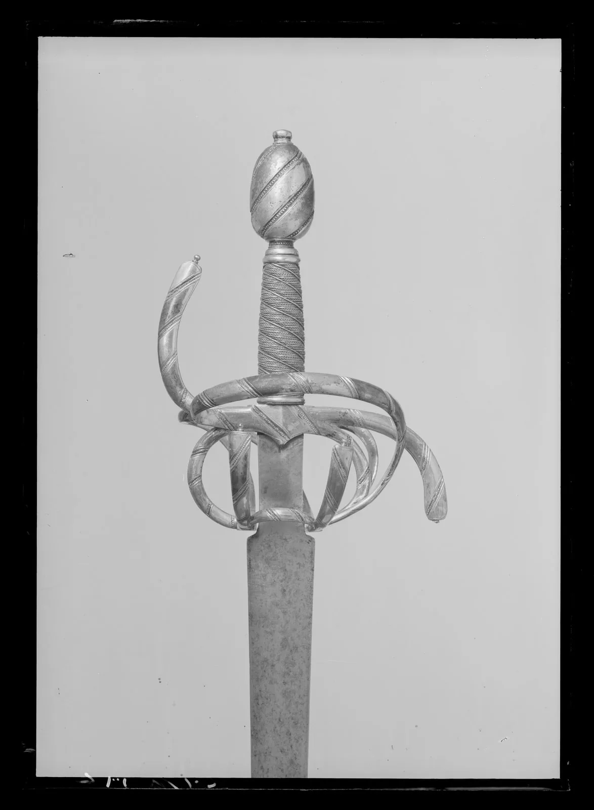 Värja med klinga av Clemens Horn, Solingen ca 1595-1600, fäste av Johan Pedersson, Stockholm 1607-1661.