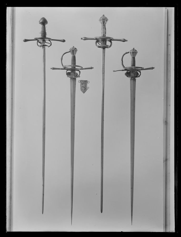Värja, Tyskland, Passau ca 1550-1580, montering med förgylld silverplåt Mitau.