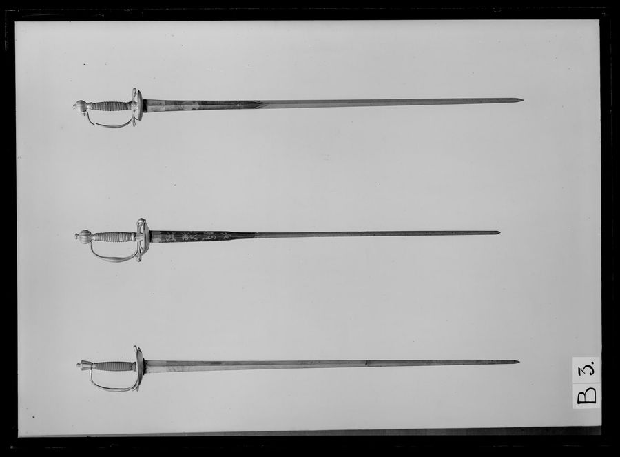 Infanteriofficersvärja med ej ursprungligen samhörande klinga. Fäste och klinga svensktillverkade och från ungefär samma tid, ca 1800.
