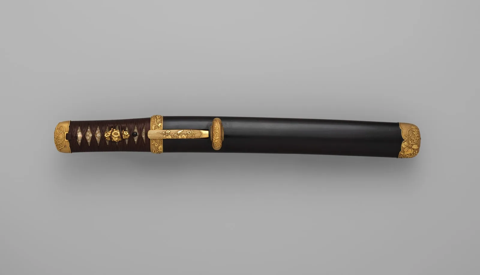 金魚子地秋草図金具合口拵・付銀刀 Blade and Mounting for a Dagger (Tantō)