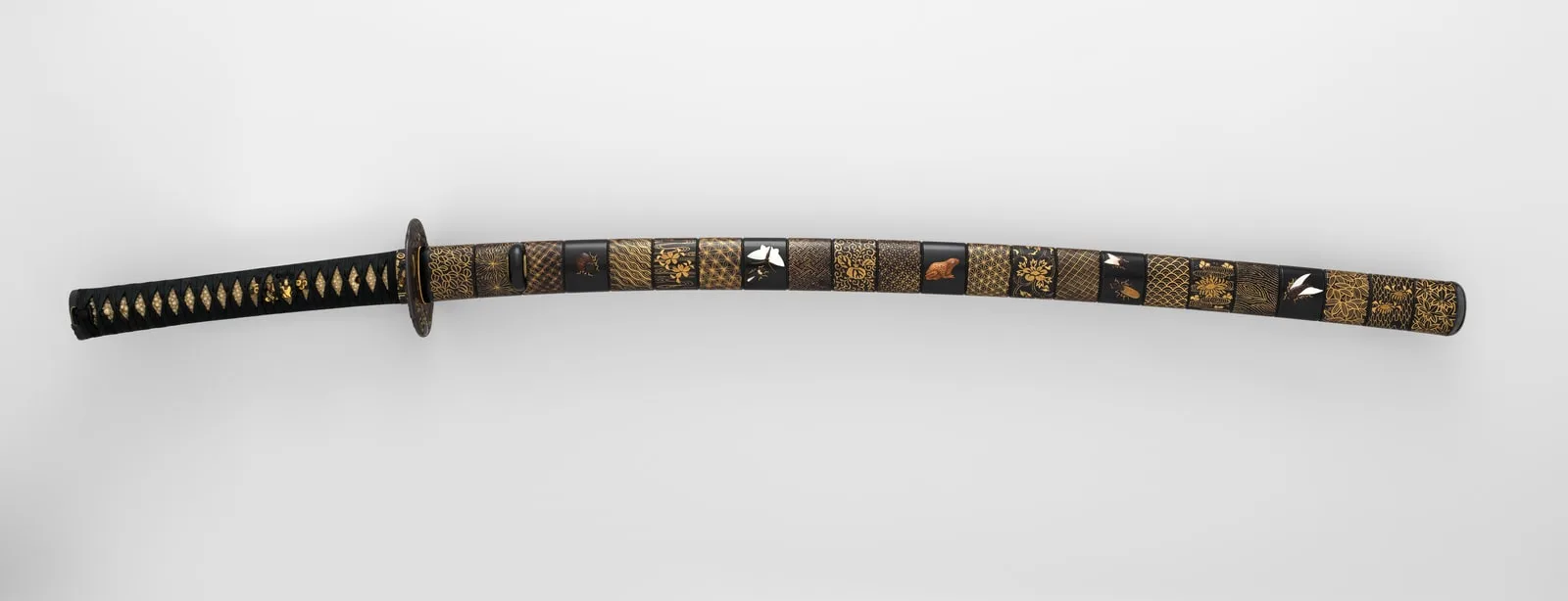 印籠刻昆虫図螺鈿据文象嵌鞘打刀拵 Blade and Mounting for a Sword (Katana)