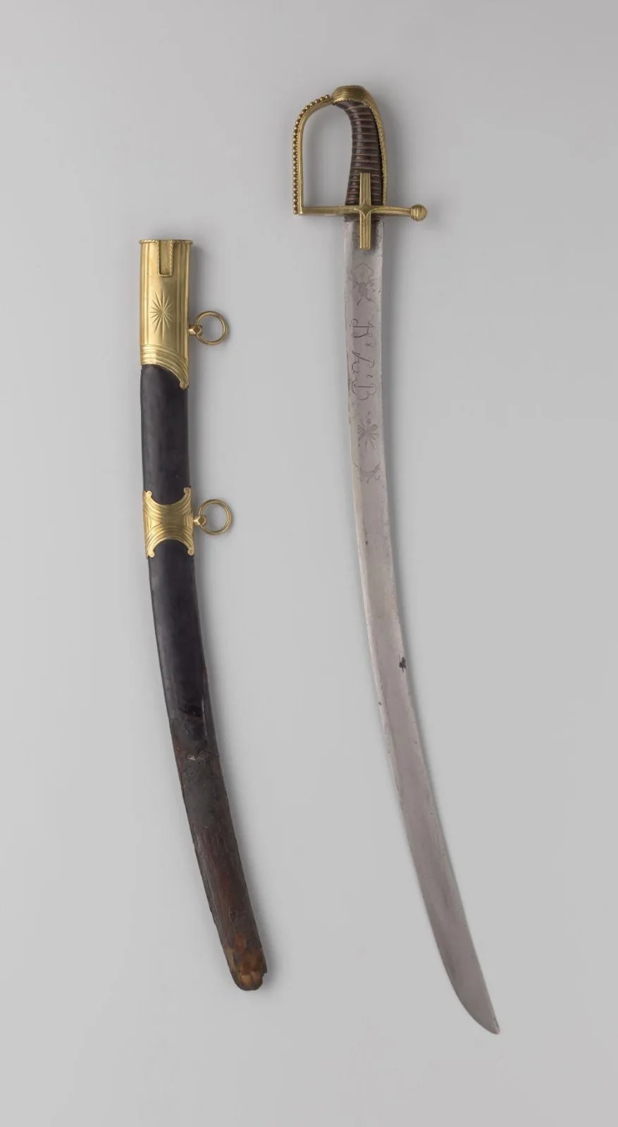 Officierssabel der cavalerie met schede en ornament op de stootplaat